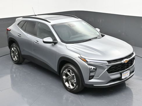 Used 2025 Chevrolet Trax LT w/ Sunroof Package image 43