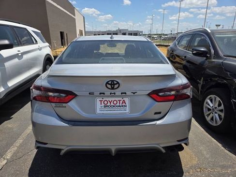 Used 2022 Toyota Camry SE FWD image 5
