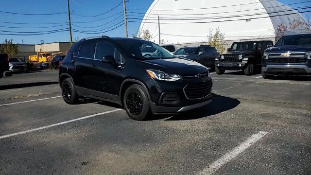 Used 2017 Chevrolet Trax LT w/ LT Convenience Package FWD image 4