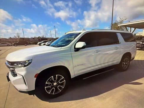 Used 2021 Chevrolet Suburban LT w/ LT Signature Package RWD image 2