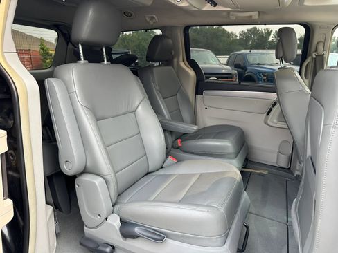Used 2011 Volkswagen Routan SEL FWD image 25
