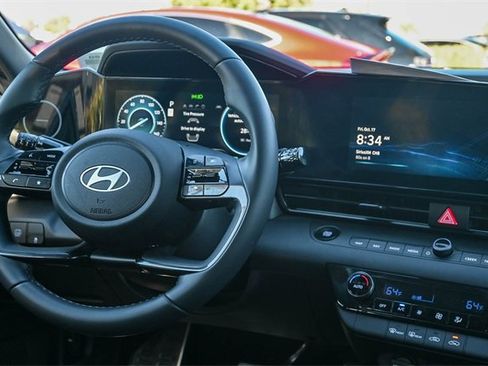 Certified 2025 Hyundai Elantra SEL image 18