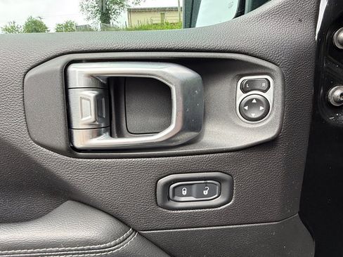 Used 2020 Jeep Gladiator Overland AWD/4WD image 13
