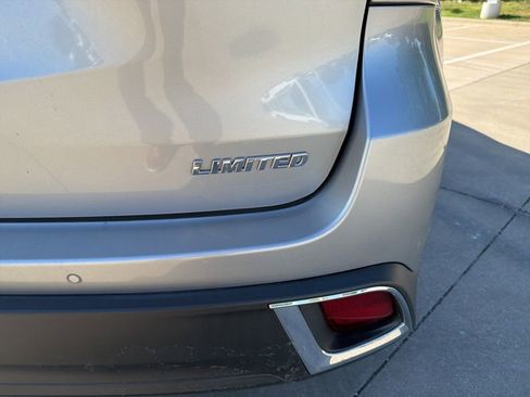 Used 2019 Toyota Highlander Limited FWD image 5