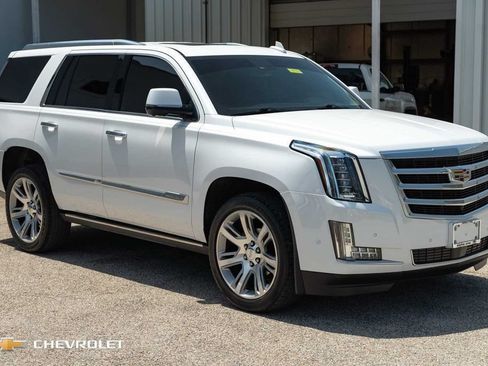 Used 2017 Cadillac Escalade Premium Luxury RWD image 3