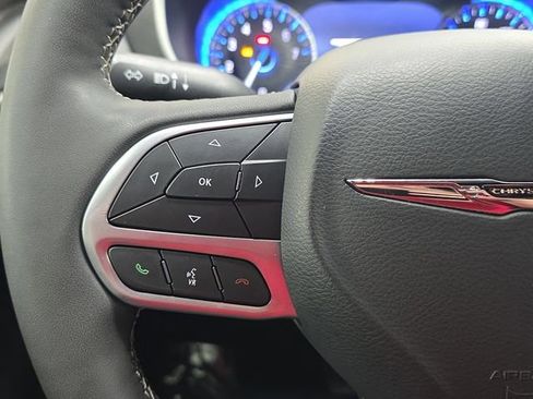 Used 2025 Chrysler Pacifica Select FWD image 16