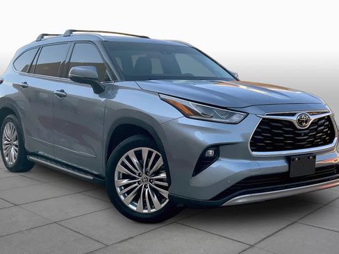 Used 2023 Toyota Highlander Platinum FWD image 3