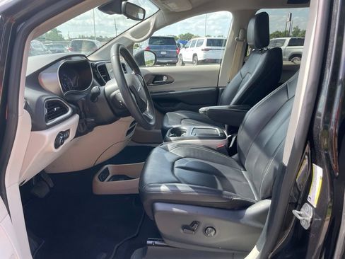 Used 2023 Chrysler Pacifica Touring-L FWD image 11