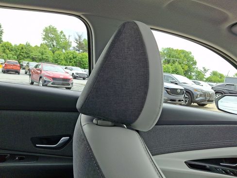 Certified 2025 Hyundai Elantra Limited FWD image 13