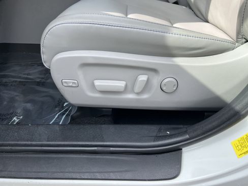 Used 2018 Toyota Highlander XLE AWD/4WD image 14