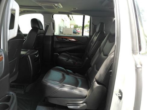 Used 2020 Cadillac Escalade ESV Luxury AWD/4WD image 16