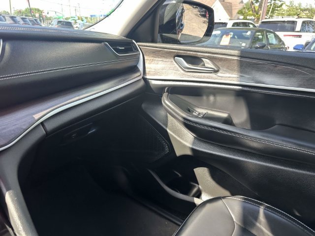 Used 2023 Jeep Grand Cherokee L Limited AWD/4WD image 17