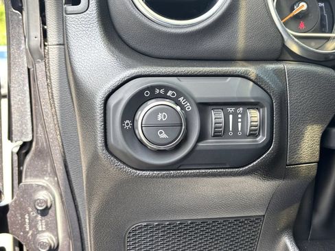 Used 2022 Jeep Gladiator Overland w/ Popular Equipment Package AWD/4WD image 31