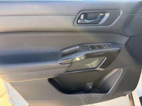 Used 2025 Nissan Pathfinder SV AWD/4WD image 24