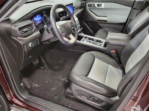 Used 2022 Ford Explorer XLT w/ Equipment Group 202A image 9