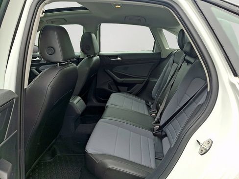 Used 2025 Volkswagen Jetta SE FWD image 9
