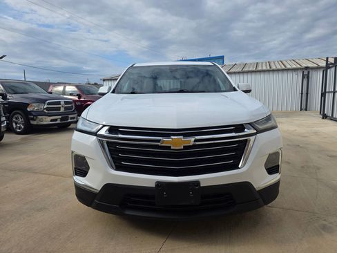 Used 2022 Chevrolet Traverse LT image 2