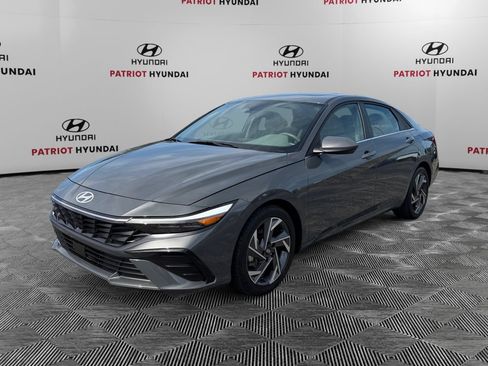 Used 2025 Hyundai Elantra SEL FWD image 7