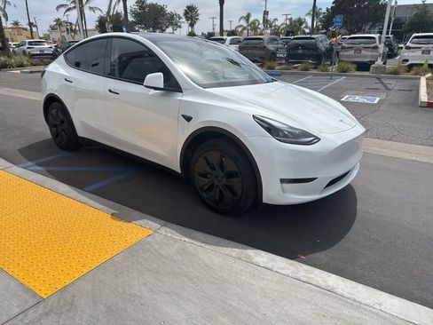 Used 2024 Tesla Model Y Long Range image 34