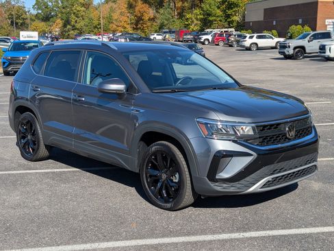 Used 2024 Volkswagen Taos SE w/ Panoramic Sunroof Package image 11