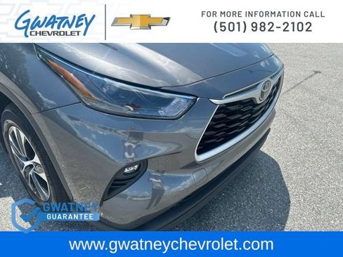 Used 2022 Toyota Highlander XLE AWD/4WD image 13
