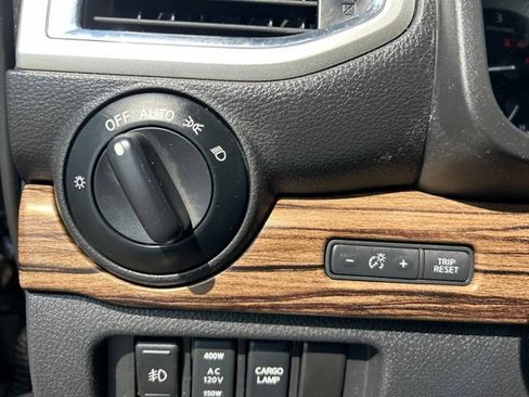 Used 2017 Nissan Titan SL AWD/4WD image 18