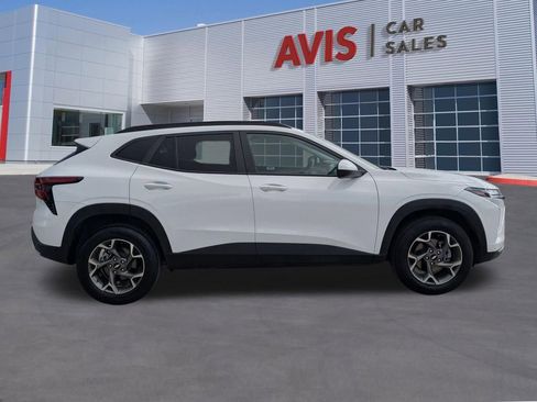 Used 2025 Chevrolet Trax LT w/ LT Convenience Package image 5