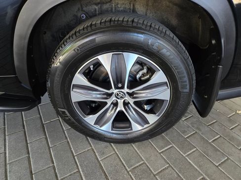 Used 2023 Toyota Highlander XLE image 9