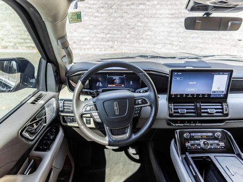 Used 2022 Lincoln Navigator Reserve image 25