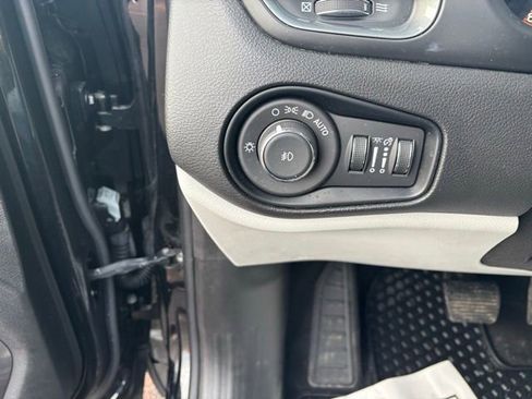 Used 2022 Jeep Renegade Limited AWD/4WD image 12