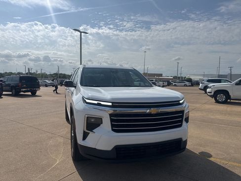 Used 2025 Chevrolet Traverse LT image 3