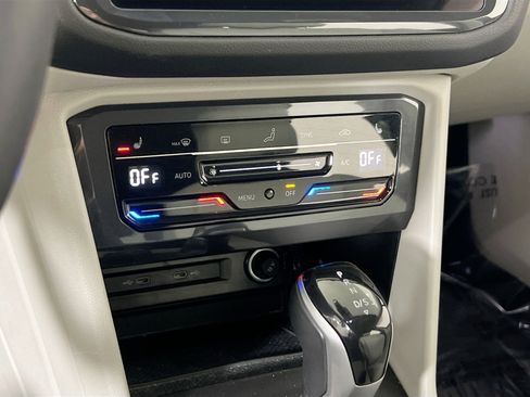 Used 2022 Volkswagen Tiguan SE image 15