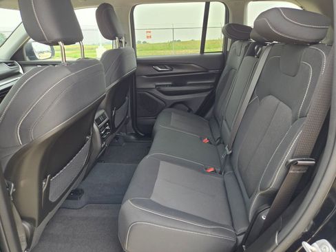 Used 2023 Jeep Grand Cherokee Laredo w/ Luxury Tech Group I RWD image 13