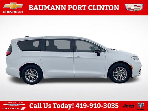 Used 2024 Chrysler Pacifica Touring-L FWD image 4