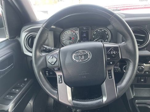 Used 2018 Toyota Tacoma TRD Sport image 22