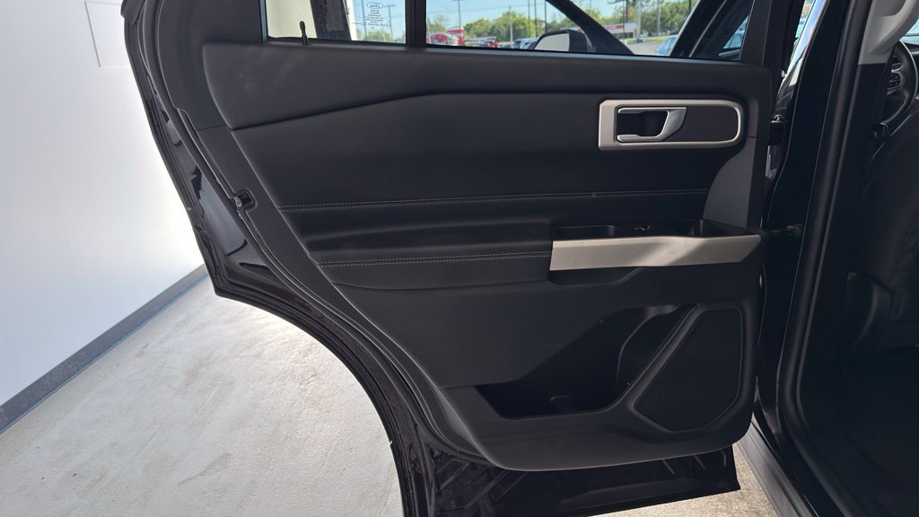 Used 2023 Ford Explorer XLT AWD/4WD image 28