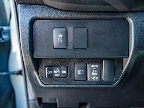 Used 2022 Toyota Tacoma TRD Off-Road AWD/4WD image 21