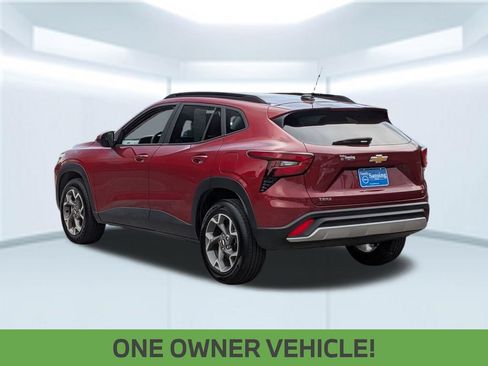 Used 2025 Chevrolet Trax LT w/ LT Convenience Package FWD image 4