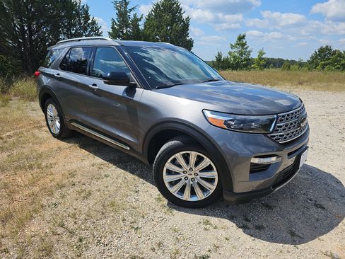 Used 2021 Ford Explorer Limited w/ Equipment Group 301A RWD image 2
