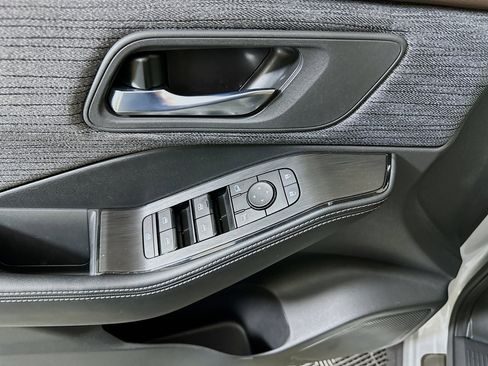 Used 2023 Nissan Rogue SV image 15