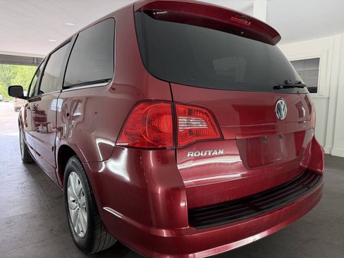Used 2012 Volkswagen Routan SE FWD image 25