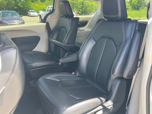 Used 2024 Chrysler Pacifica Limited FWD image 21
