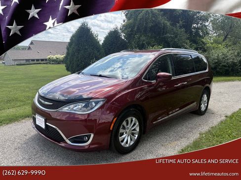 Used 2018 Chrysler Pacifica Touring-L FWD image 1