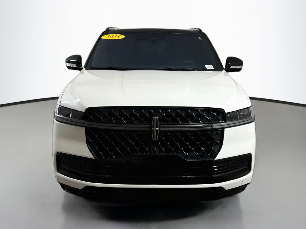 Used 2025 Lincoln Navigator Reserve w/ Jet Appearance Package AWD/4WD image 2