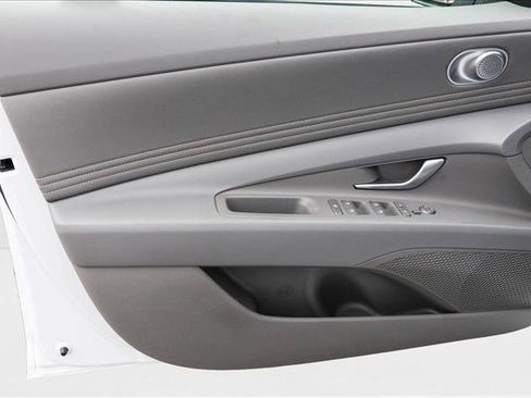 New 2025 Hyundai Elantra SEL image 12