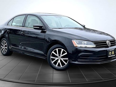 Used 2017 Volkswagen Jetta SE image 3