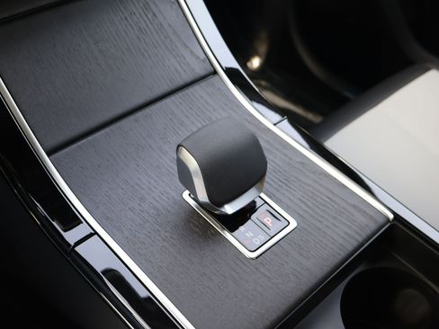 New 2026 Land Rover Range Rover Velar Dynamic SE image 16