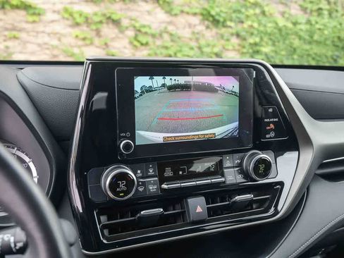 Used 2023 Toyota Highlander LE FWD image 23