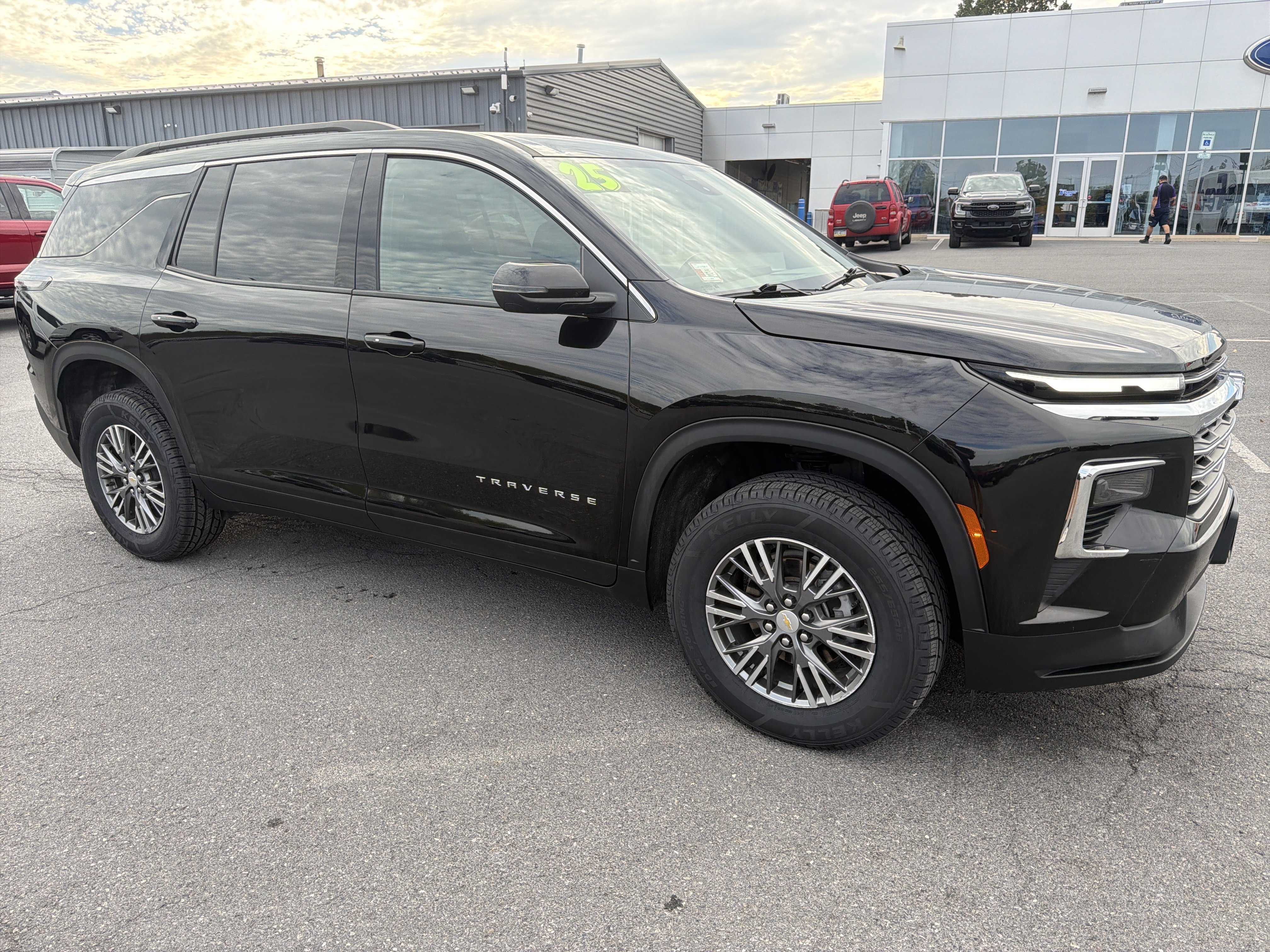 Used 2025 Chevrolet Traverse LT AWD/4WD image 1