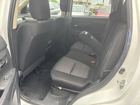 Used 2016 Mitsubishi Outlander SE FWD image 16